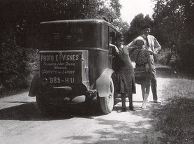 "Le Paysagiste d'Art Diplômé" avec sa femme et sa fille (1931)